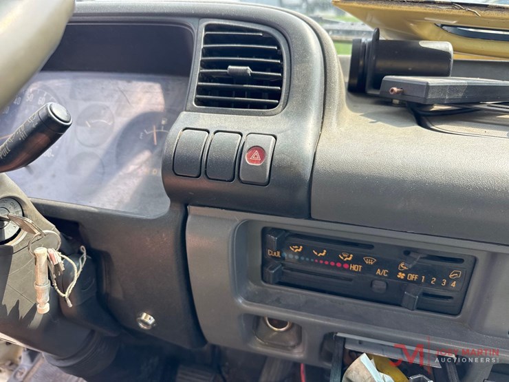 2004-isuzu-box-truck-image-33