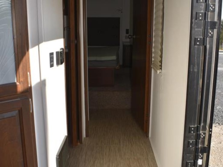 2019-wildcat-29rlx-5th-wheel-trailer-w/-3-slides-(vin-#-5zt3wcub2kg002818)-image-13