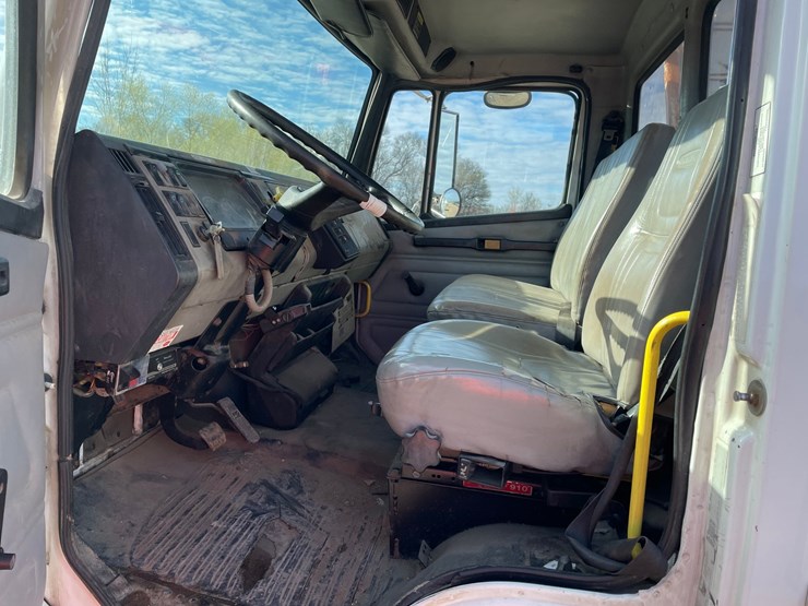 2002-freightliner-fl80-image-48
