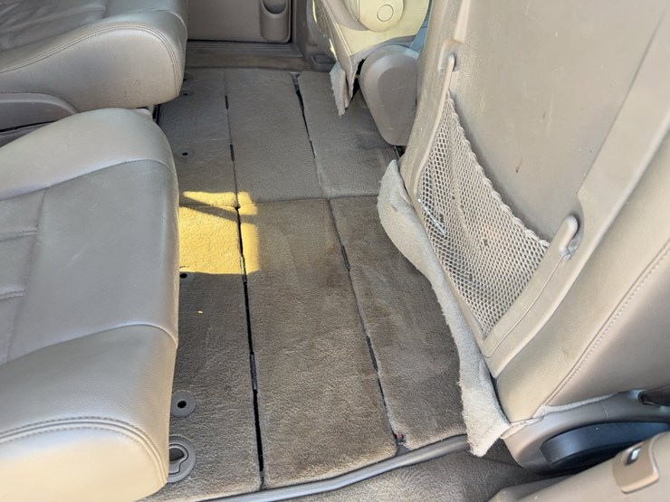 2014-chrysler-town-&-country-image-26