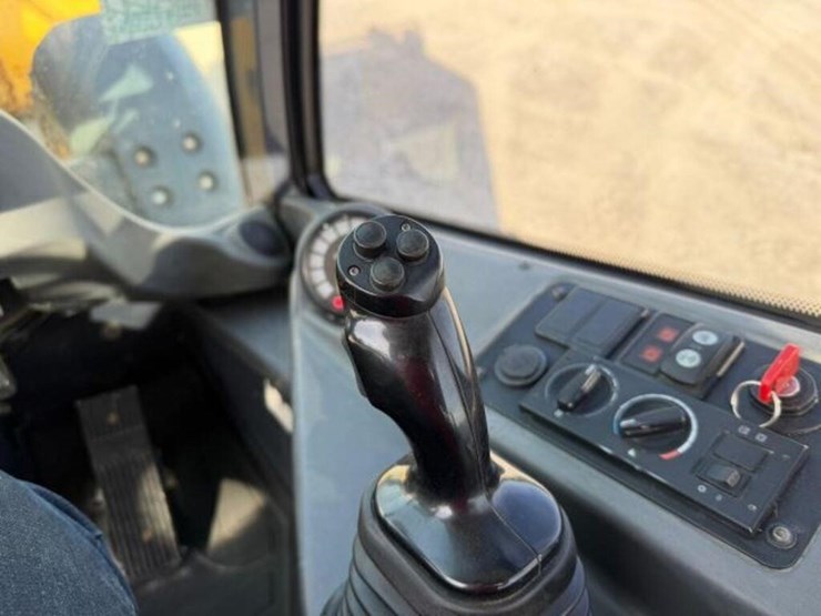 2020-deere-204l-image-10