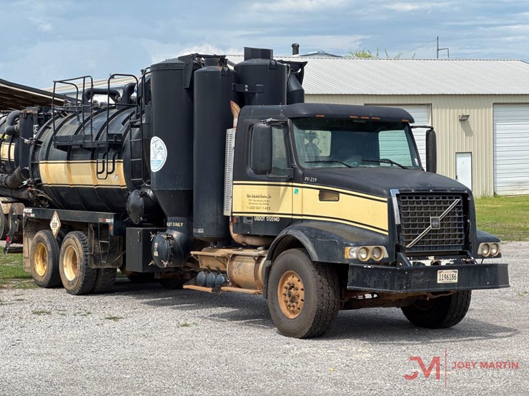 2002-volvo-vac-truck-image-1