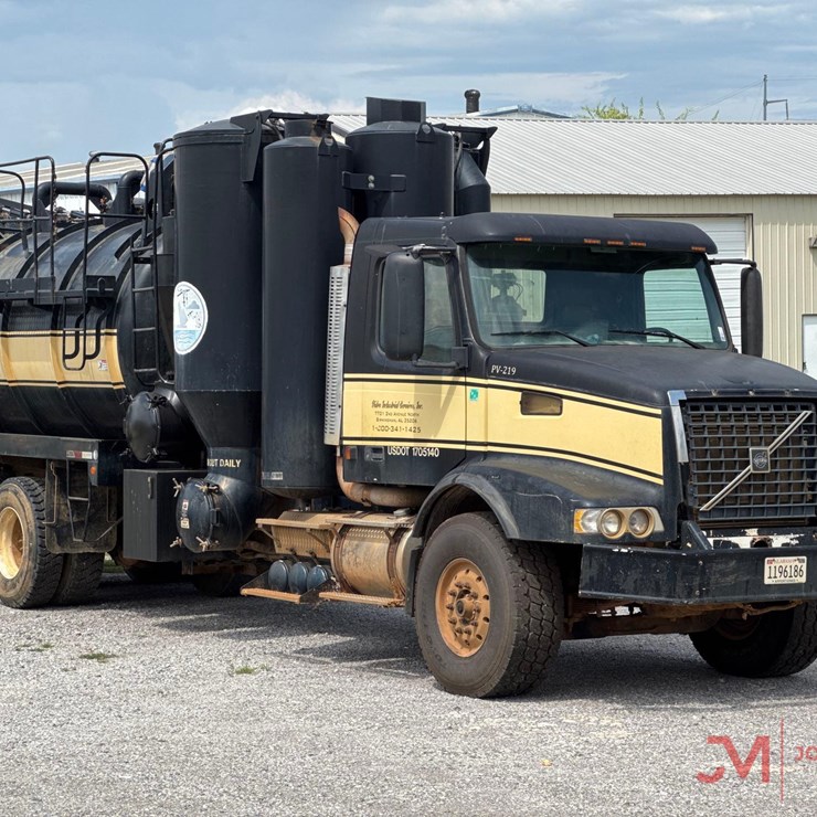 2002 VOLVO VAC TRUCK