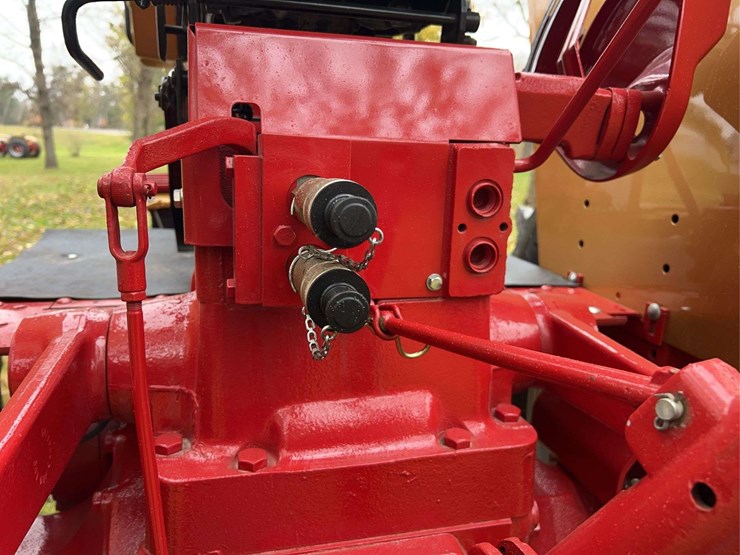 1970-farmall-826-hydro-diesel-row-crop-golden-demonstrator-image-46
