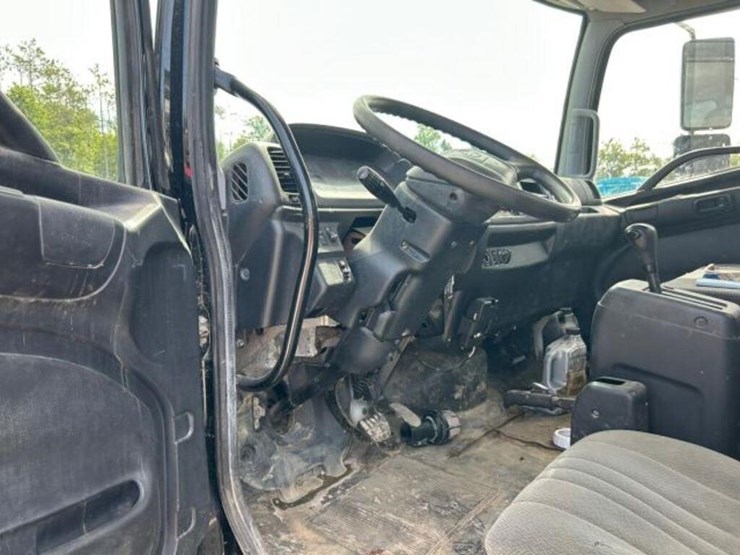 hino-185-image-24