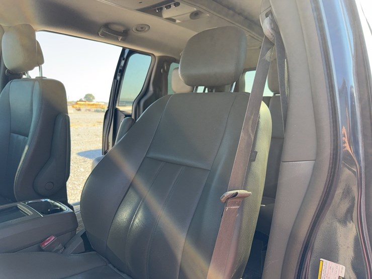 2014-chrysler-town-&-country-image-59