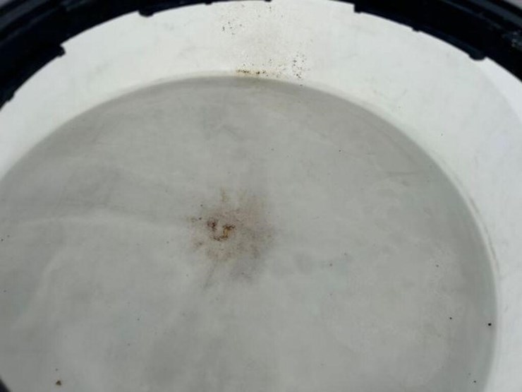 water-1,100-gal-polyethylene-tank-image-5