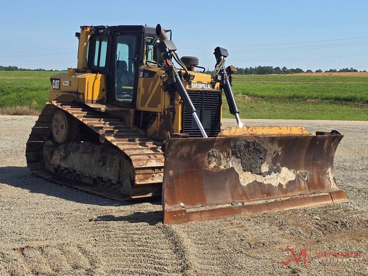 2012-caterpillar-d6t-image-1