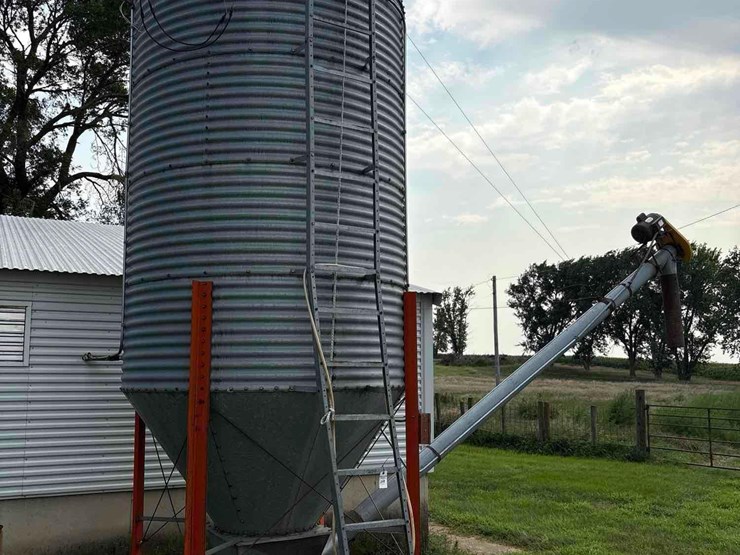 8-ton-bulk-bin/auger-image-2