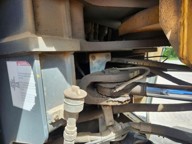 2011-liebherr-l586-image-58