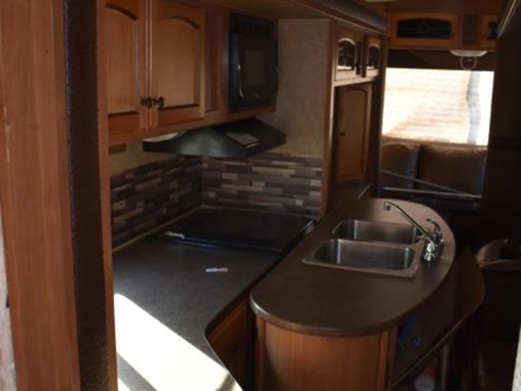 2013-hill-country-32rl-bumper-pull-travel-trailer-w/-2-slides-(vin-#-4v0tc3-image-6