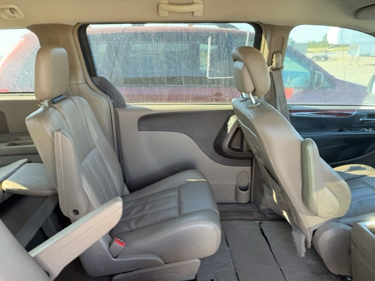 2014-chrysler-town-&-country-image-25