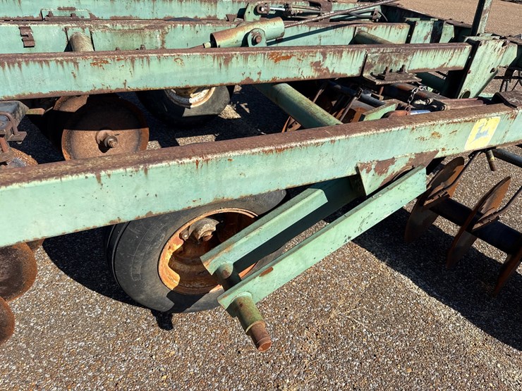 john-deere-230-image-12