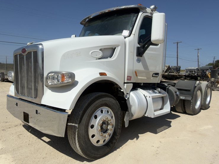 2020-peterbilt-567-image-1