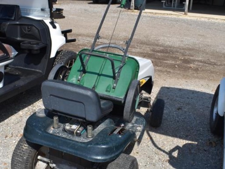 yard-man-tractor-w/-fertilizer-spreader-(serial-#-1c030b40206)-(k)-image-4