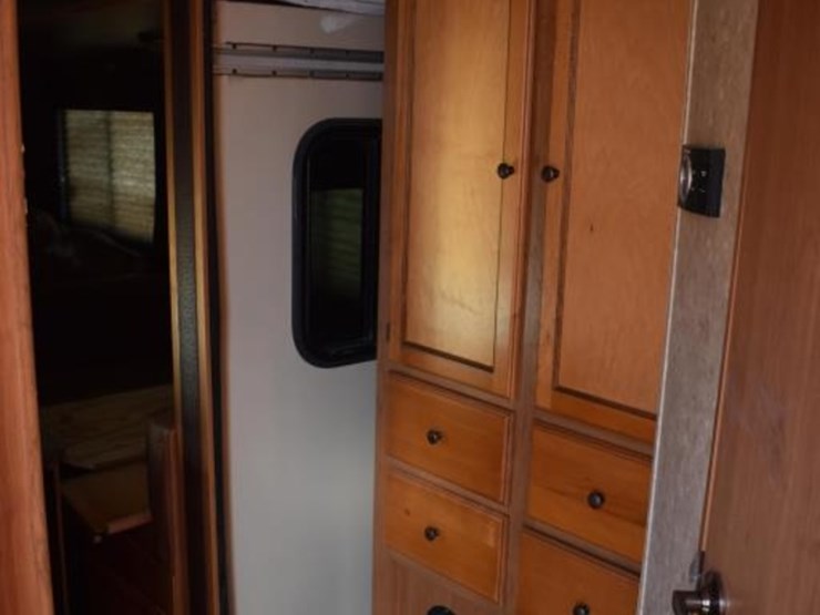 2013-hill-country-32rl-bumper-pull-travel-trailer-w/-2-slides-(vin-#-4v0tc3-image-11