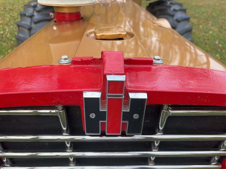 1970-1456-farmall-row-crop-mfwa-golden-demonstrator-image-18
