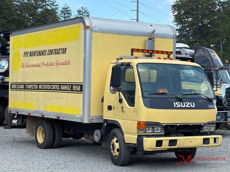 2004-isuzu-box-truck-image-1