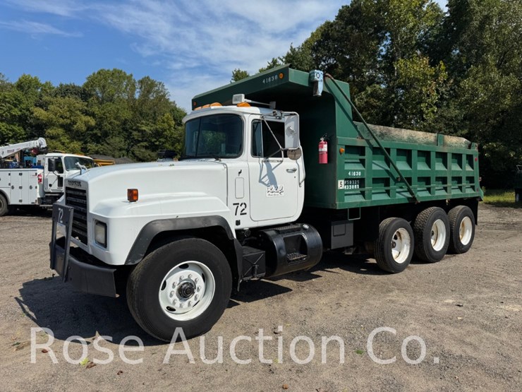 2001-mack-690s-image-2