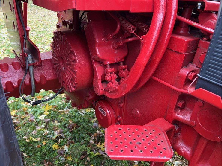 1970-farmall-826-hydro-diesel-row-crop-golden-demonstrator-image-29