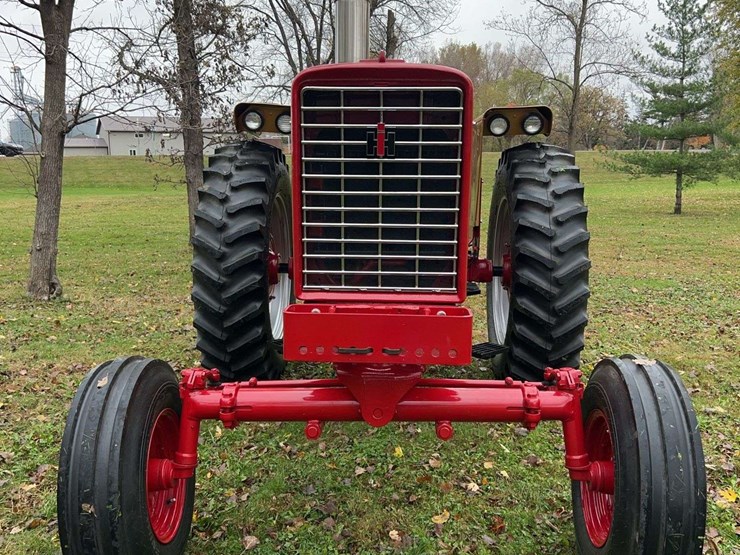 1970-656-farmall-hydro-diesel-row-crop-golden-demonstrator-image-8