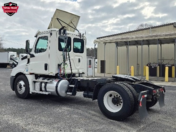 2020-freightliner-cascadia-126-image-2