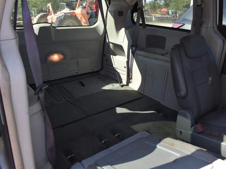 2009-chrysler-van-(vin-#-2a8hr54129r683758)-(showing-appx-160,511-miles,-up-image-11