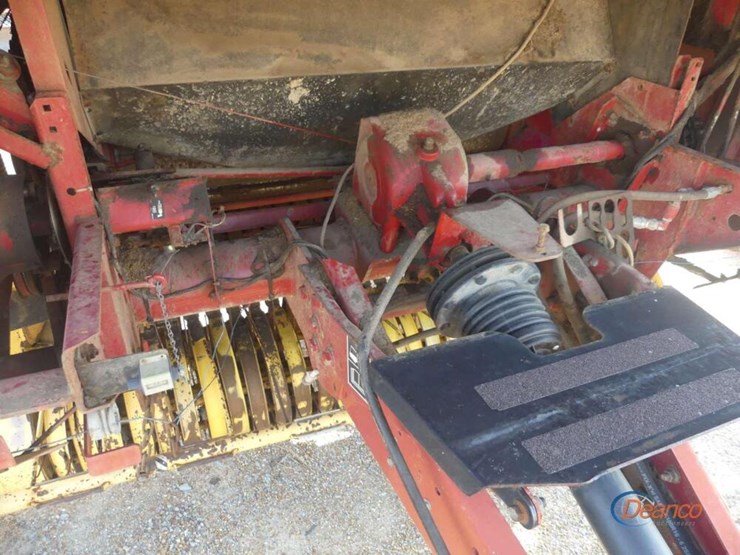 new-holland-br740-image-6