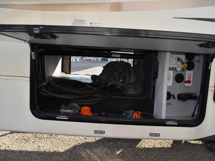 2019-wildcat-29rlx-5th-wheel-trailer-w/-3-slides-(vin-#-5zt3wcub2kg002818)-image-22