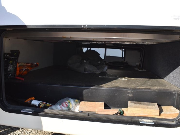 2019-wildcat-29rlx-5th-wheel-trailer-w/-3-slides-(vin-#-5zt3wcub2kg002818)-image-20