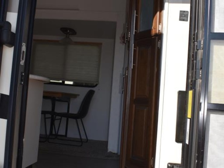 2019-wildcat-29rlx-5th-wheel-trailer-w/-3-slides-(vin-#-5zt3wcub2kg002818)-image-5