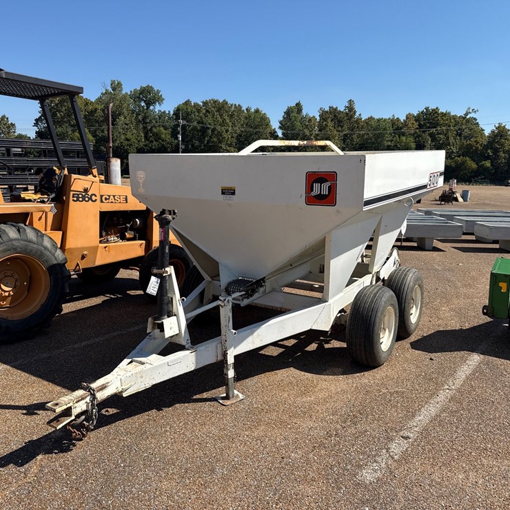 #9673 • Wilmar 500 fertilizer bugger