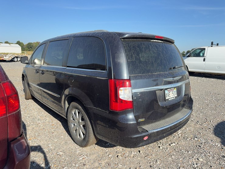 2014-chrysler-town-&-country-image-4