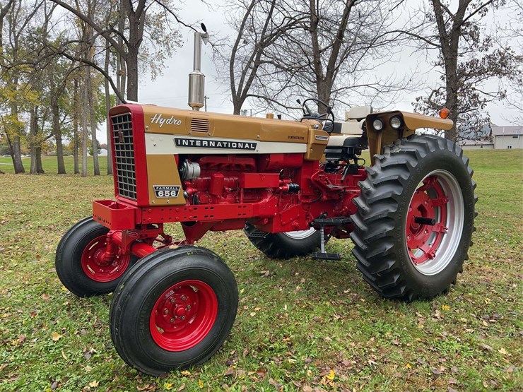 1970-656-farmall-hydro-diesel-row-crop-golden-demonstrator-image-1
