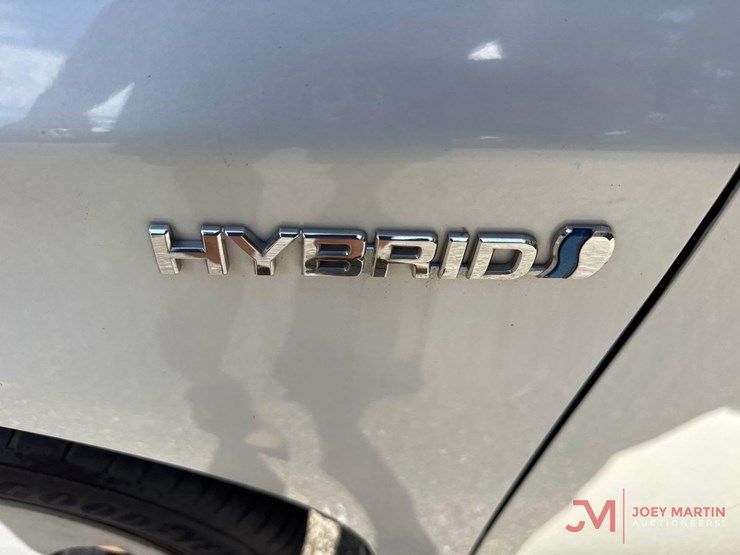 2013-toyota-prius-hybrid-hatchback-image-8