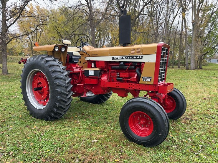 1970-farmall-826-diesel-row-crop-golden-demonstrator-image-8