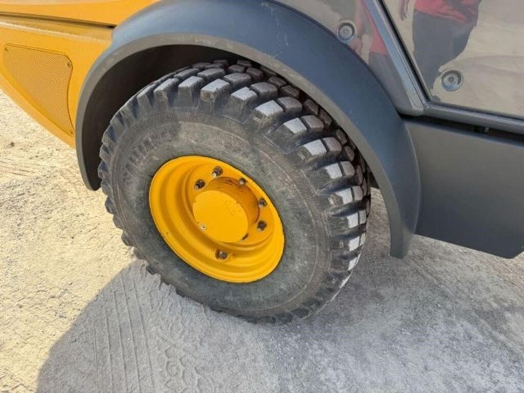 2020-deere-204l-image-33