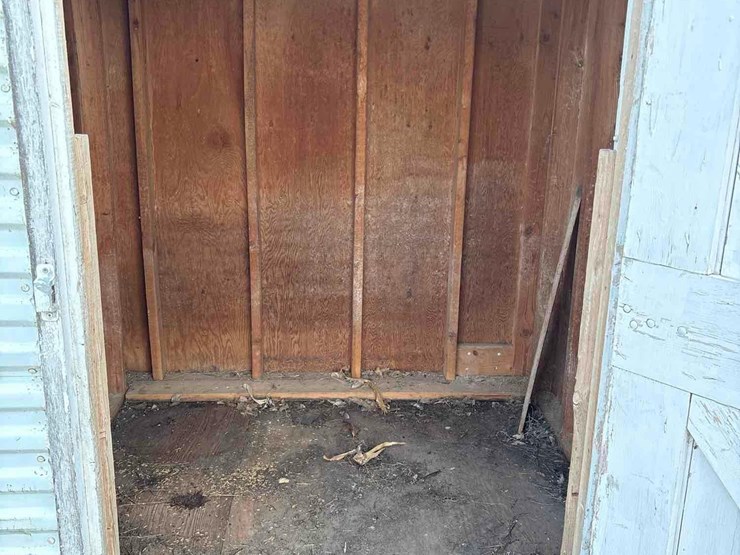 6’x6’-portable-feed-shed-image-6