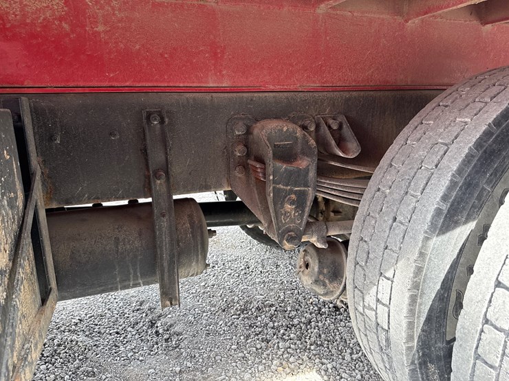 2005-peterbilt-335-image-22