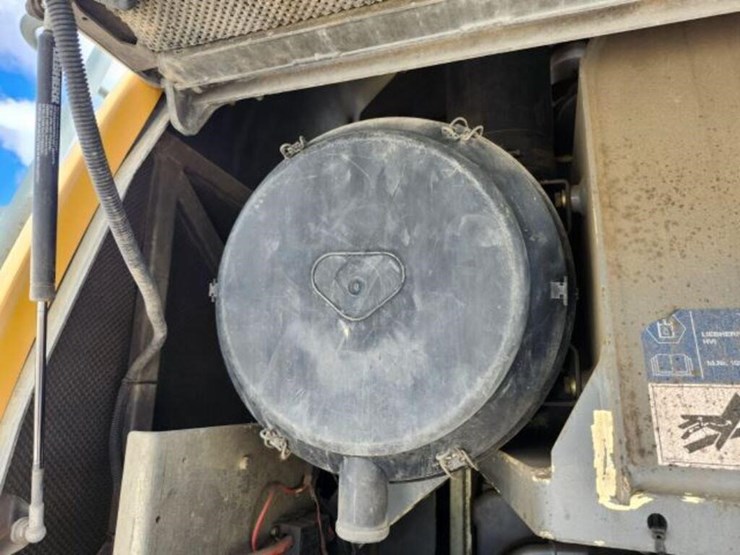 2011-liebherr-l586-image-28