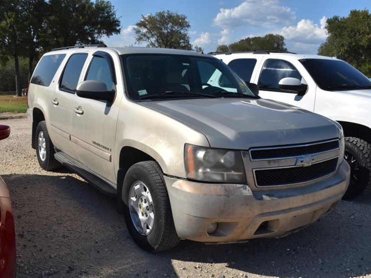 2007-chevrolet-suburban-image-2
