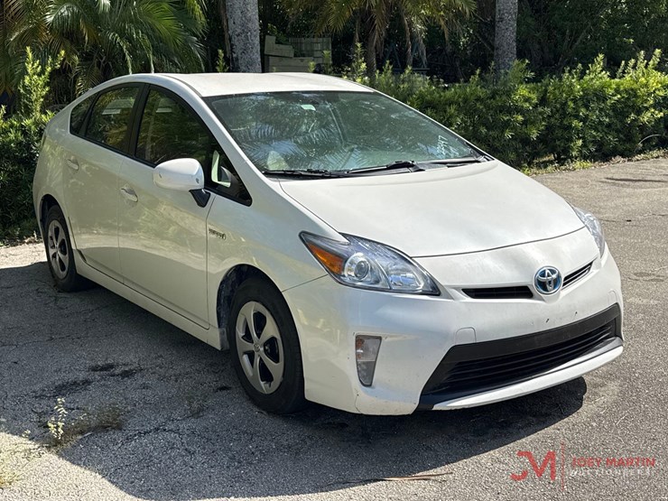 2013-toyota-prius-hybrid-hatchback-image-1