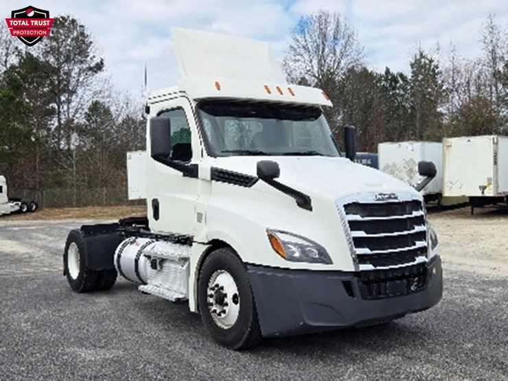 2020-freightliner-cascadia-126-image-1