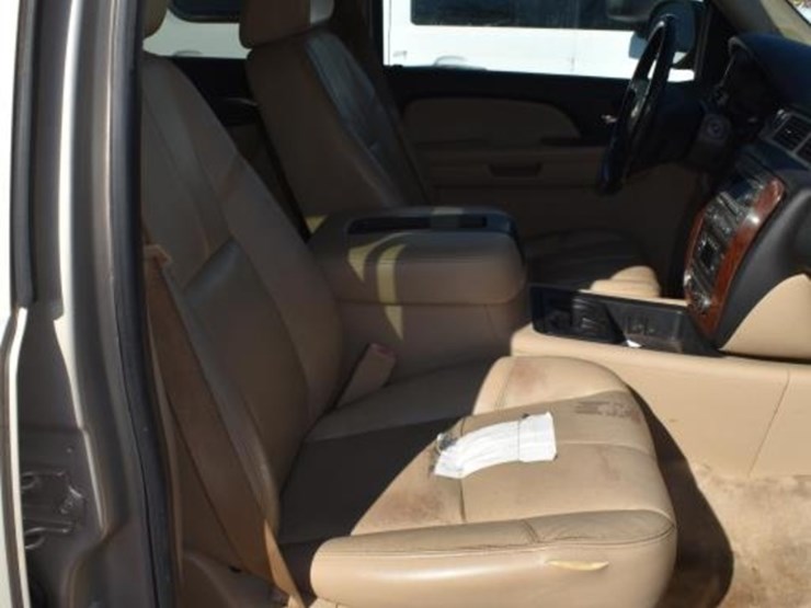 2007-chevrolet-suburban-image-9