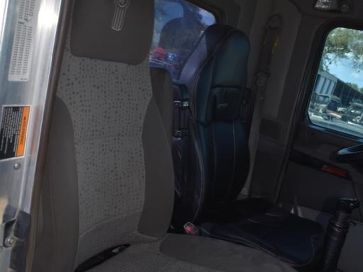 2012-kenworth-t800-image-11