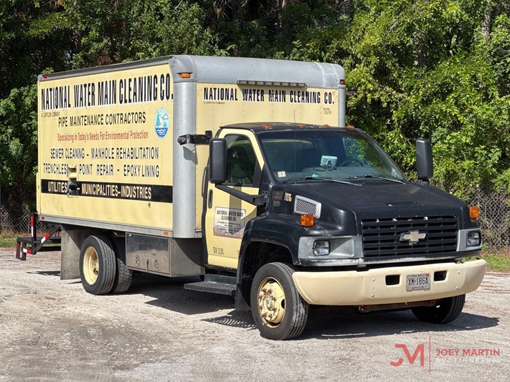 2005-chevrolet-c4500-box-truck-image-1