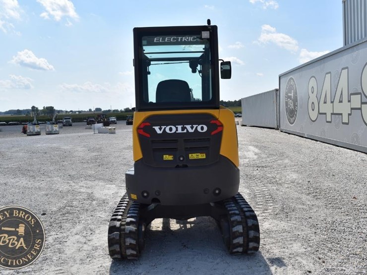 2022-volvo-ecr25-electric-image-4