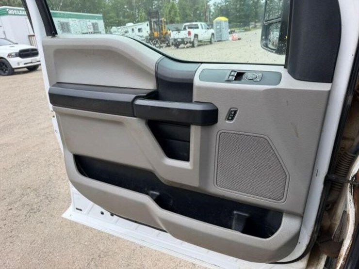 2017-ford-f550-xl-image-15