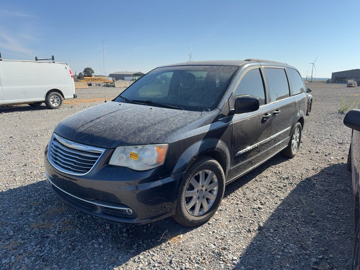 2014-chrysler-town-&-country-image-1