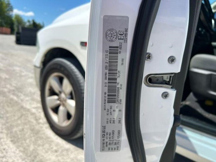 2019-ram-1500-slt-image-8